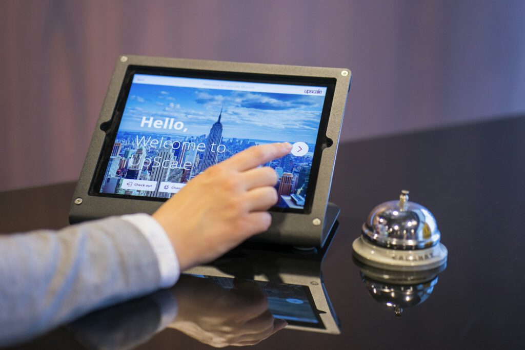 Gast nutzt den digitalen Check-in an der Rezeption