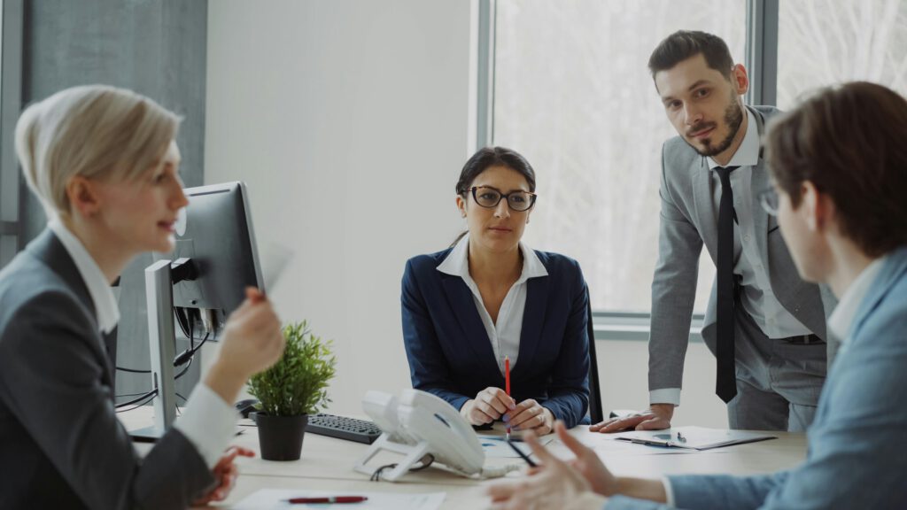 Besprechung im Führungsteam eines Hotels